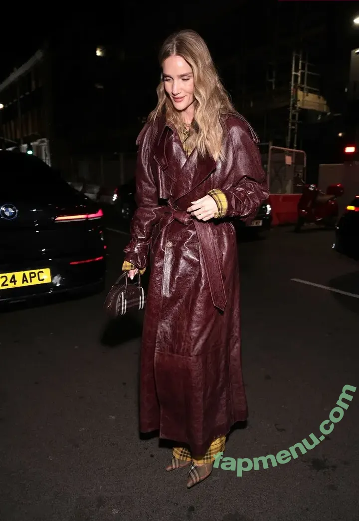 Rosie Huntington-Whiteley nude photo #1695 (Rosie Huntington Whiteley / rosiehw)