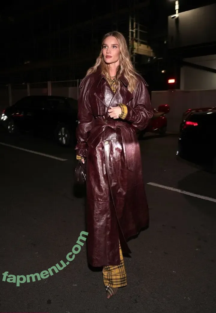 Rosie Huntington-Whiteley nude photo #1699 (Rosie Huntington Whiteley / rosiehw)
