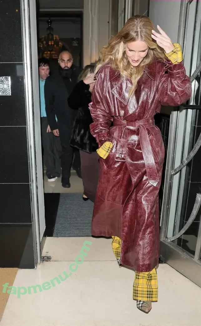 Rosie Huntington-Whiteley nude photo #1705 (Rosie Huntington Whiteley / rosiehw)