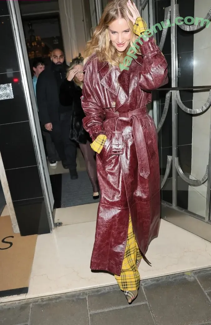 Rosie Huntington-Whiteley nude photo #1708 (Rosie Huntington Whiteley / rosiehw)