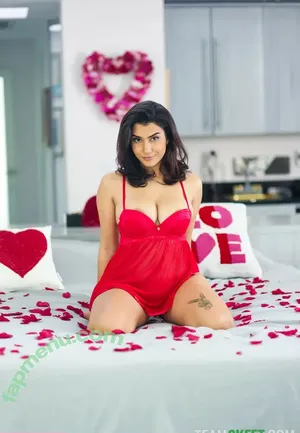 Roxiesin / UrArabGf / peachescheeks / roxiesinner / roxiesinnerlive nude photo #0316