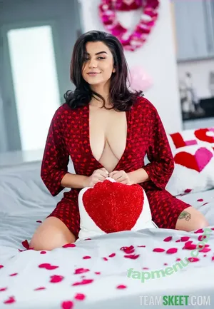 Roxiesin / UrArabGf / peachescheeks / roxiesinner / roxiesinnerlive nude photo #0321
