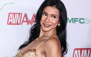 Roxiesin / UrArabGf / peachescheeks / roxiesinner / roxiesinnerlive nude photo #0380