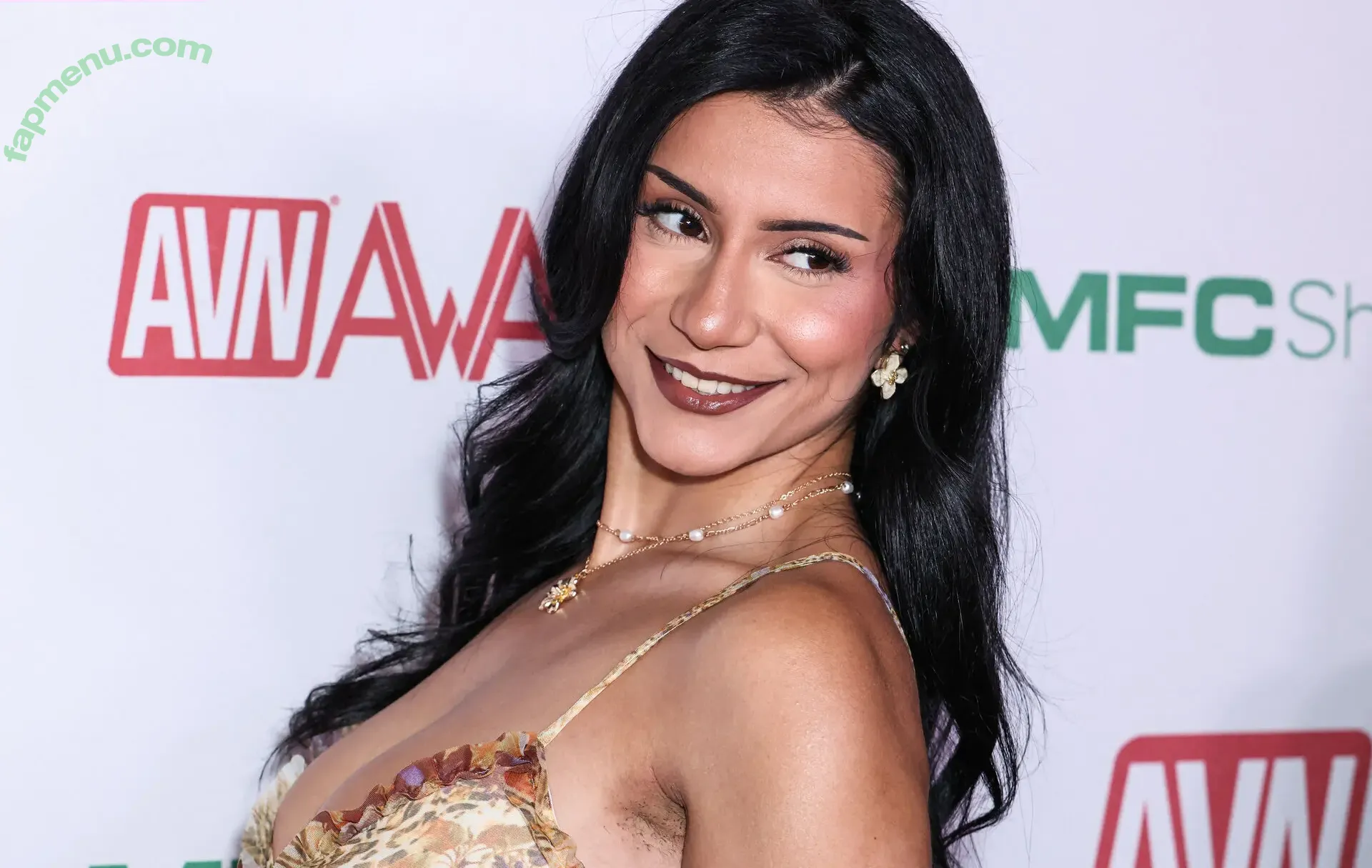 Roxiesin nude photo #0380 (UrArabGf / peachescheeks / roxiesinner / roxiesinnerlive)