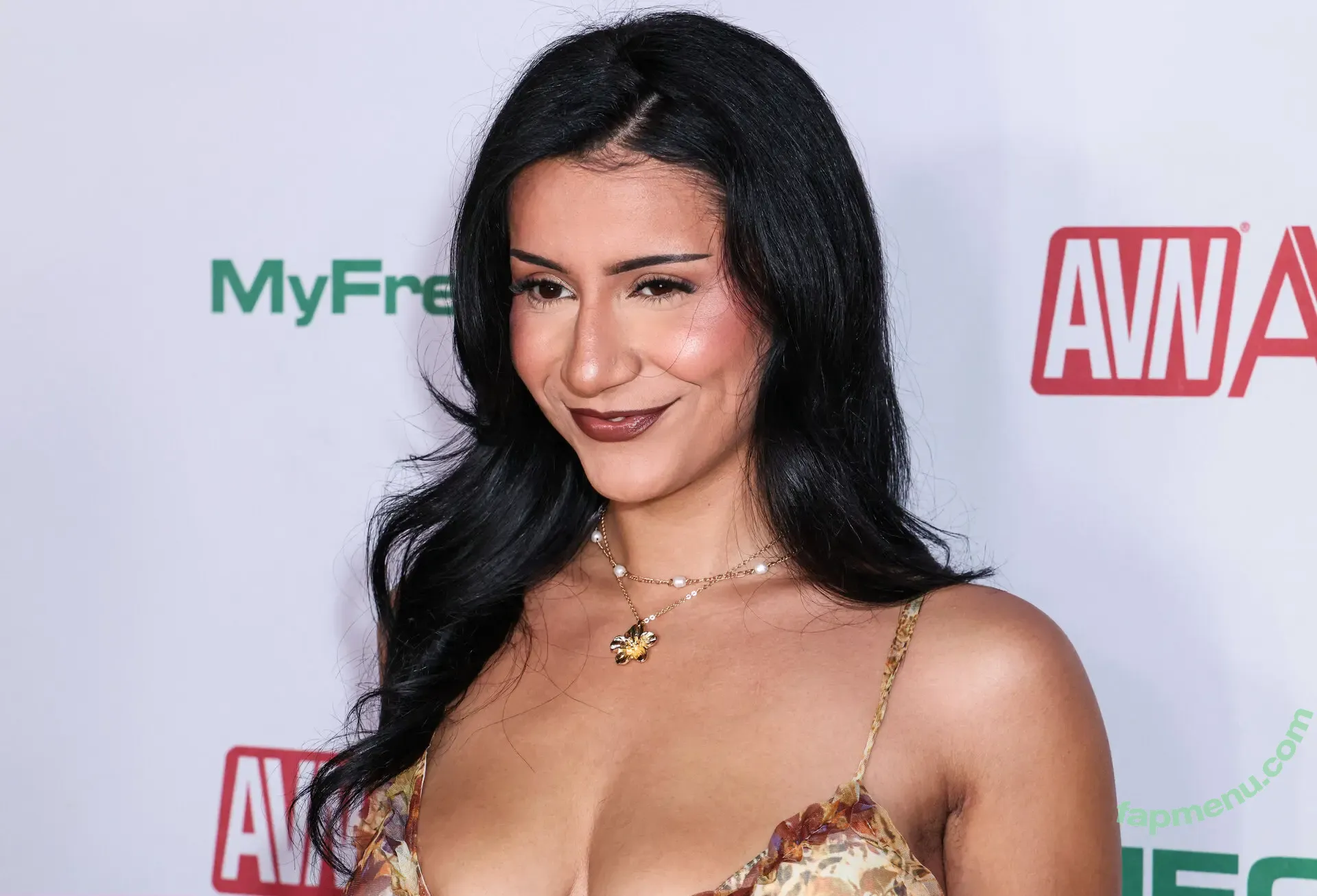 Roxiesin nude photo #0383 (UrArabGf / peachescheeks / roxiesinner / roxiesinnerlive)