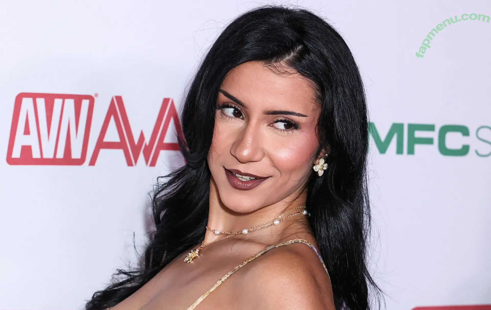 Roxiesin nude photo #0394 (UrArabGf / peachescheeks / roxiesinner / roxiesinnerlive)