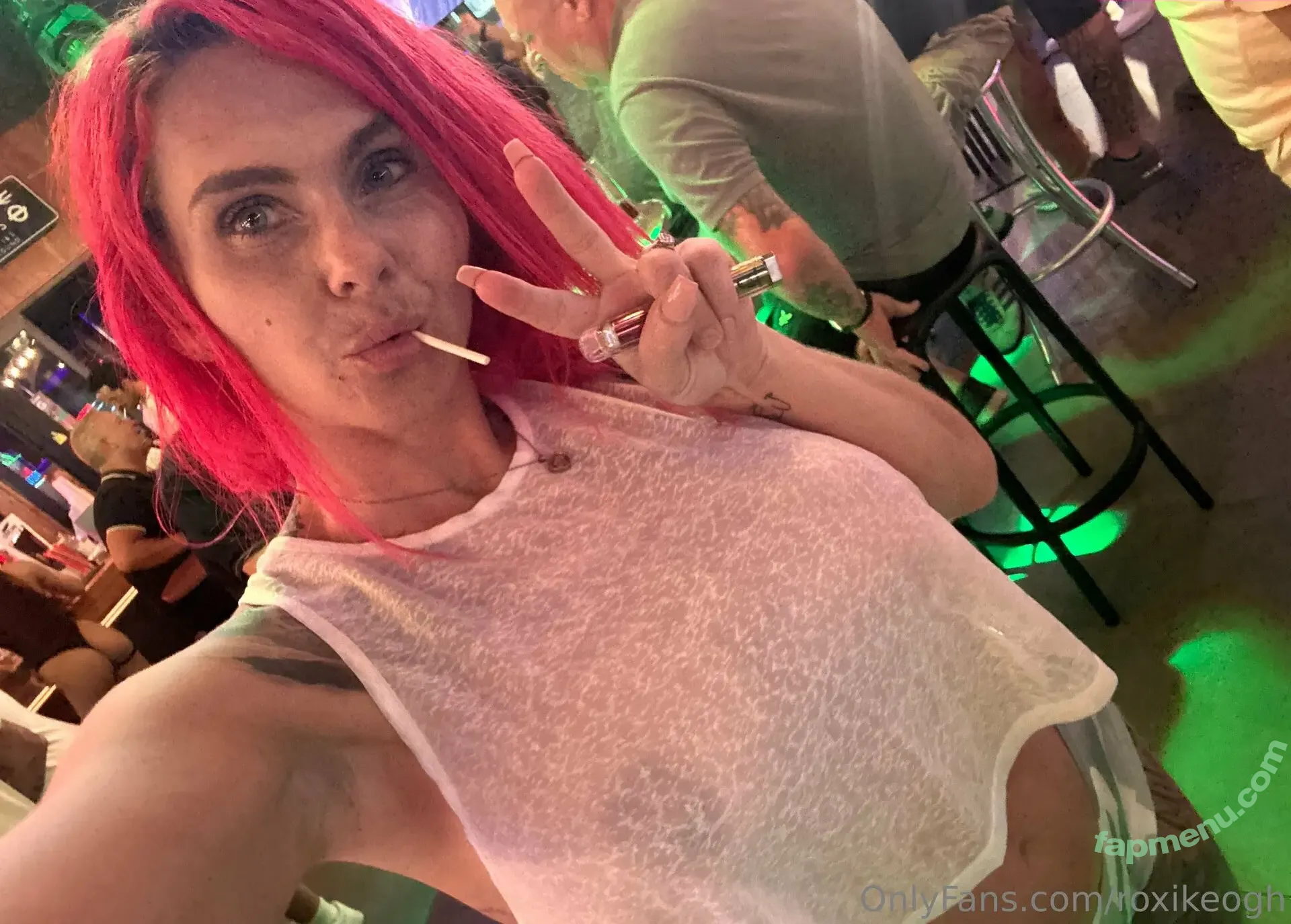 roxikeogh nude photo #0123 (roxikeoghmodel)