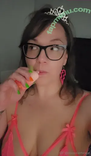 roxxxiemoxie / moxieroxxie nude photo #0008