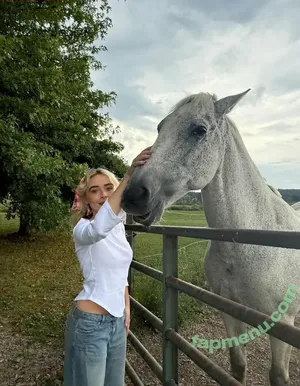 Sabrina Carpenter / sabrinacarpenter nude photo #0335