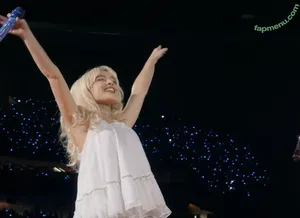 Sabrina Carpenter / sabrinacarpenter nude photo #0911