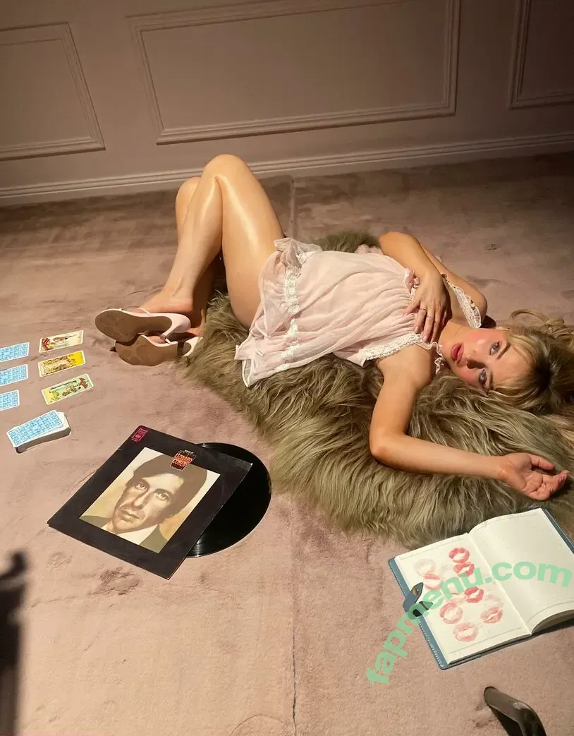 Sabrina Carpenter nude photo #0136 (sabrinacarpenter)