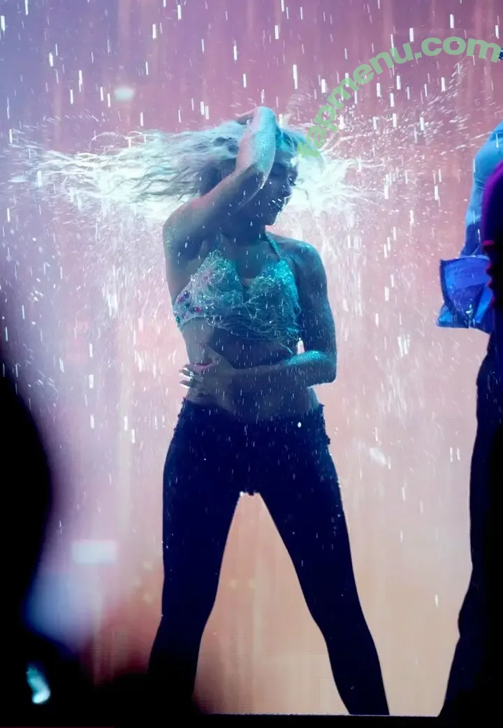 Sabrina Carpenter nude photo #0243 (sabrinacarpenter)