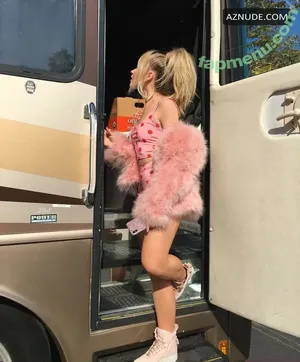 Sabrina Carpenter / SabrinaAnnLynn / sabrinacarpenter nude photo #1287