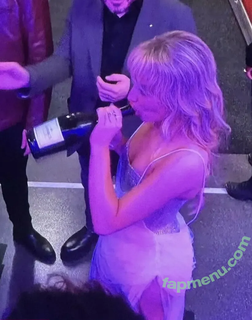 Sabrina Carpenter nude photo #1640 (SabrinaAnnLynn / sabrinacarpenter)