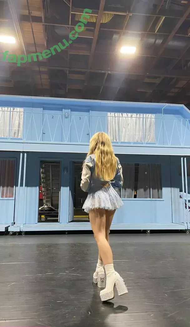 Sabrina Carpenter nude photo #4687 (sabrinacarpenter)