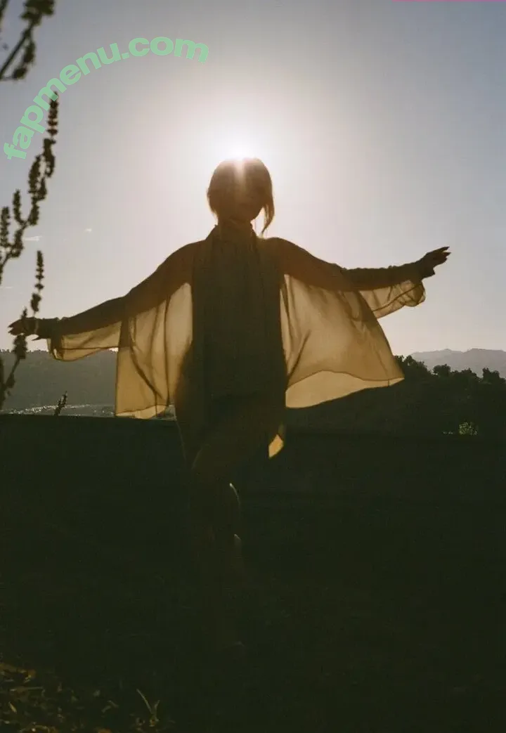 Sabrina Carpenter nude photo #4931 (sabrinacarpenter)