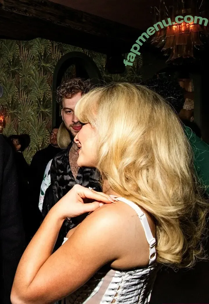 Sabrina Carpenter nude photo #5017 (sabrinacarpenter)