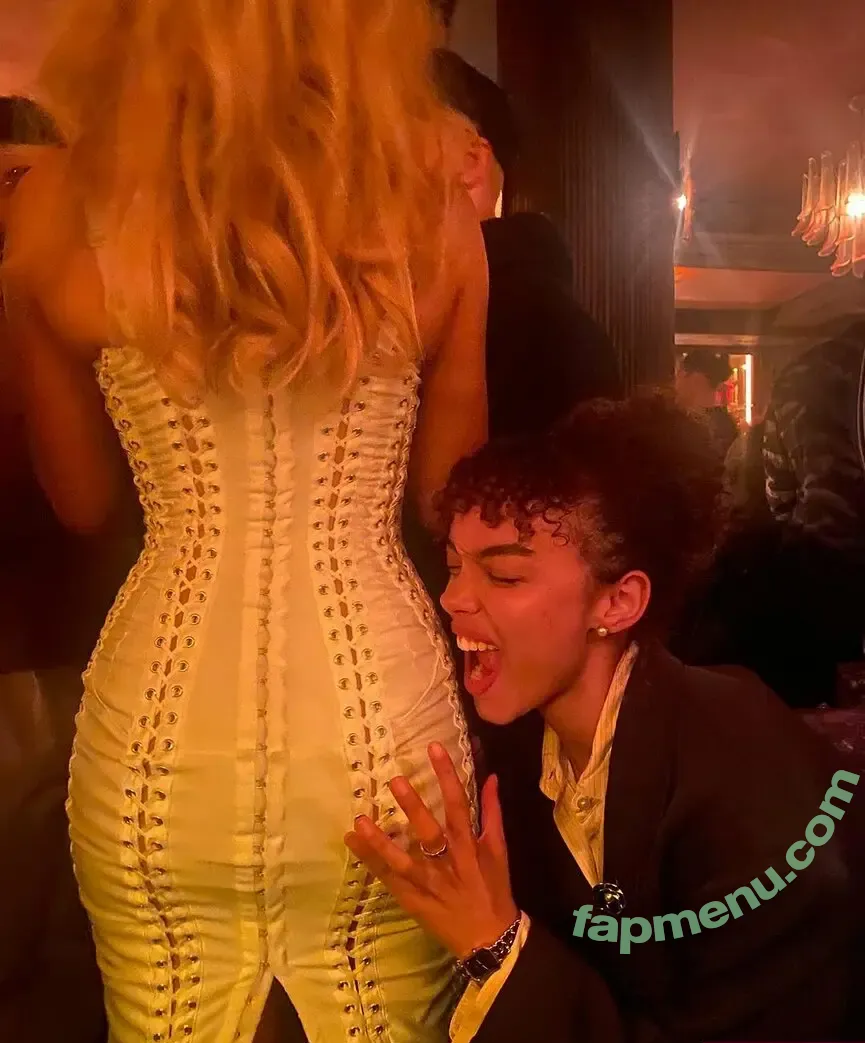 Sabrina Carpenter nude photo #5028 (sabrinacarpenter)