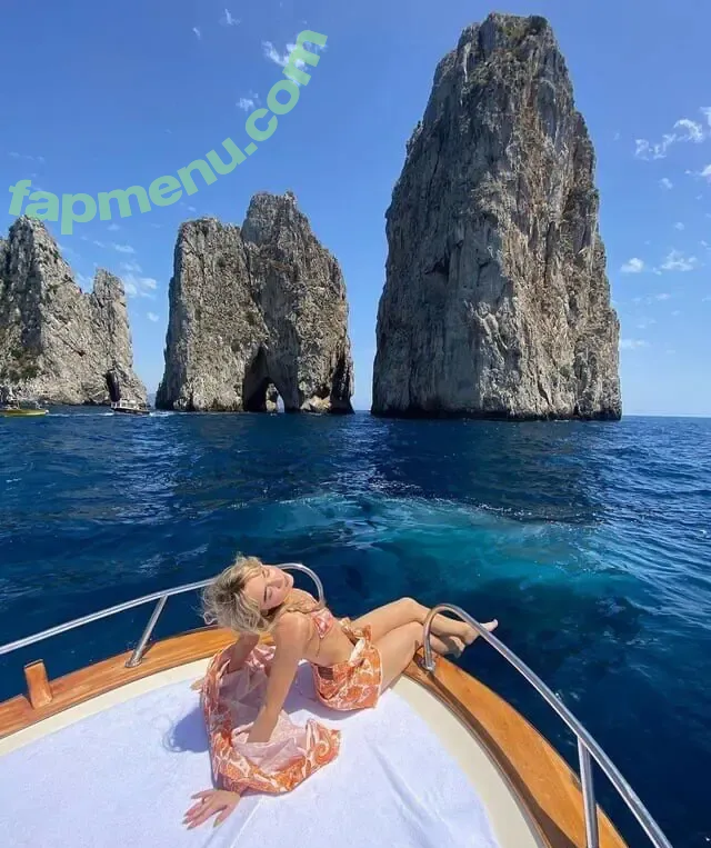 Sabrina Carpenter nude photo #5105 (sabrinacarpenter)