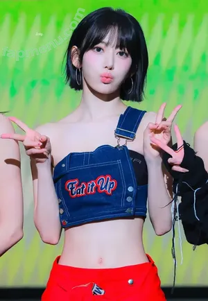 Sakura Miyawaki 宮脇 咲良 / 39saku_chan / LESSERAFIM nude photo #0265