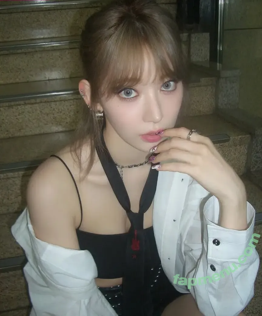 Sakura Miyawaki 宮脇 咲良 nude photo #0004 (39saku_chan / LESSERAFIM)