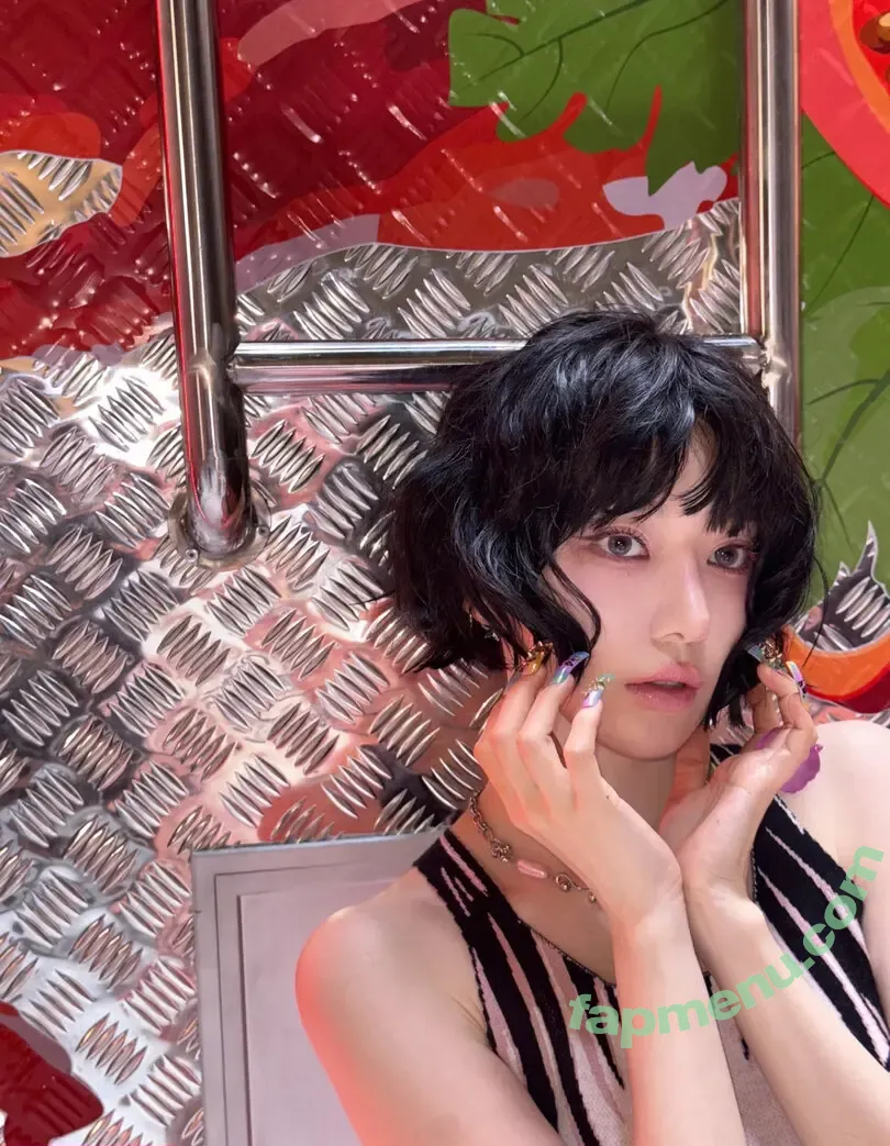 Sakura Miyawaki 宮脇 咲良 nude photo #0204 (39saku_chan / LESSERAFIM)