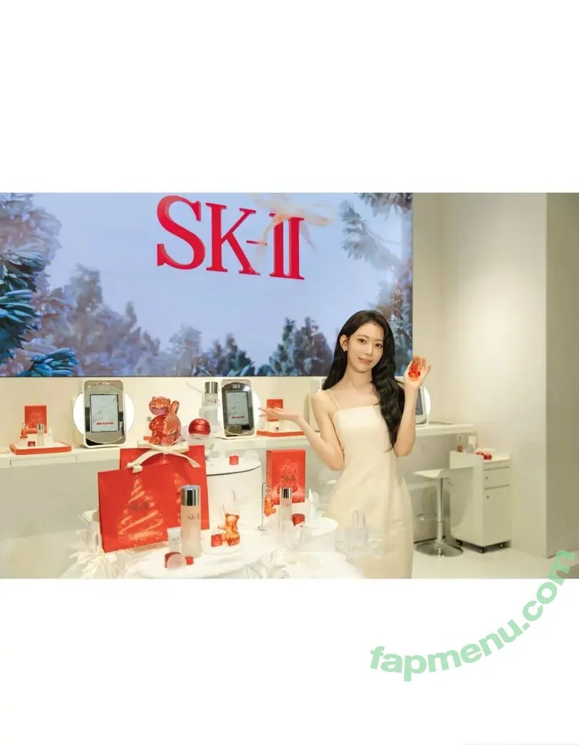 Sakura Miyawaki 宮脇 咲良 nude photo #0216 (39saku_chan / LESSERAFIM)