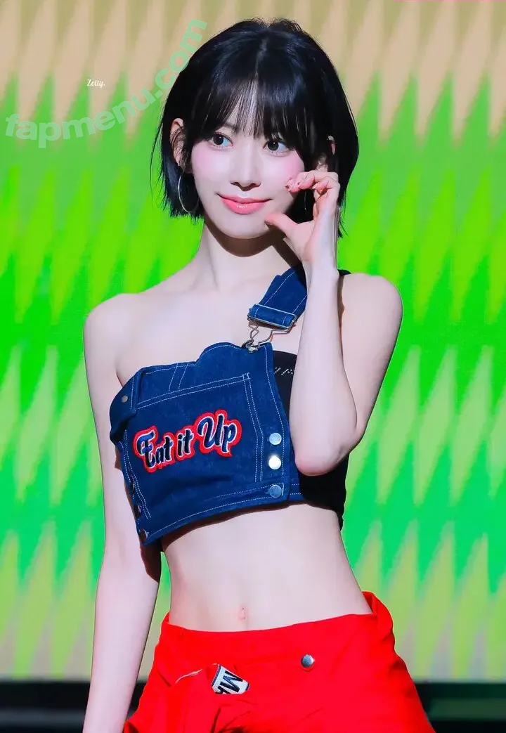 Sakura Miyawaki 宮脇 咲良 nude photo #0264 (39saku_chan / LESSERAFIM)