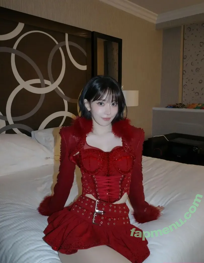 Sakura Miyawaki 宮脇 咲良 nude photo #0309 (39saku_chan / LESSERAFIM / SakuLe_Sserafim)