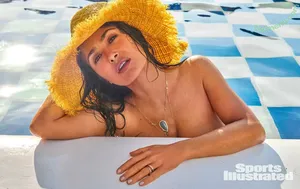 Salma Hayek / salmahayek nude photo #3731