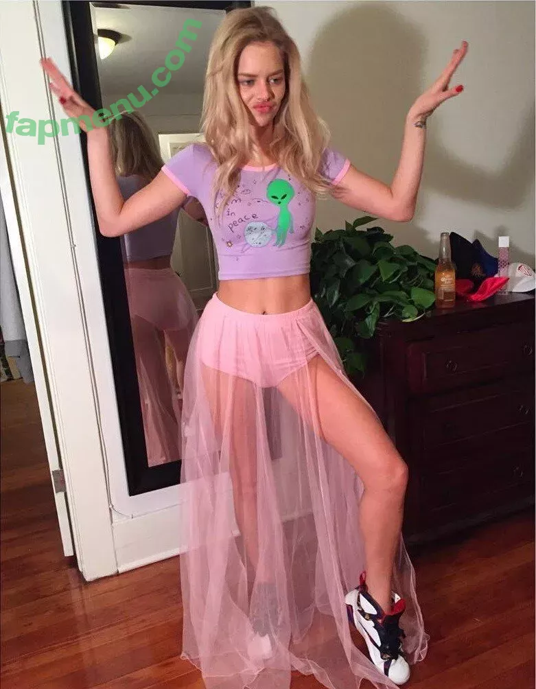 Samara Weaving nude photo #0043 (samara_weaving / samweaving)