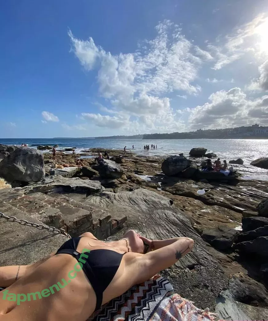 Samara Weaving nude photo #0191 (samara_weaving / samweaving)