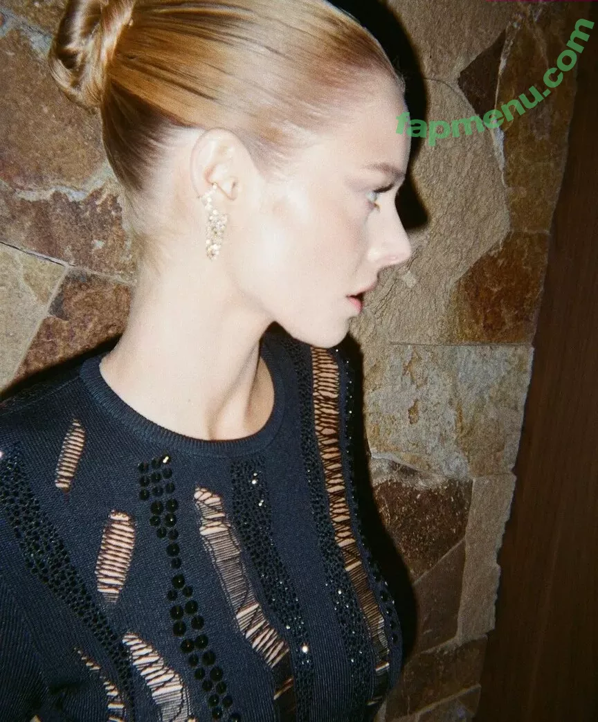 Samara Weaving nude photo #0205 (samara_weaving / samweaving)