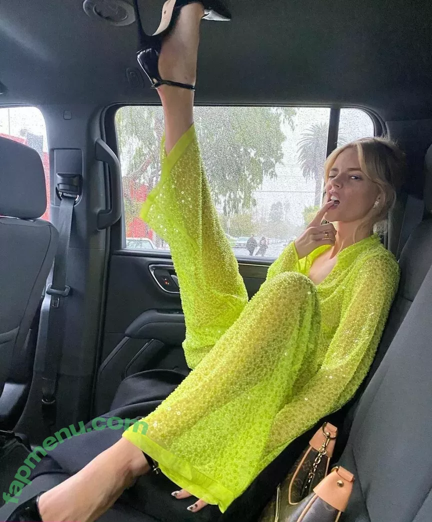 Samara Weaving nude photo #0239 (samara_weaving / samweaving)