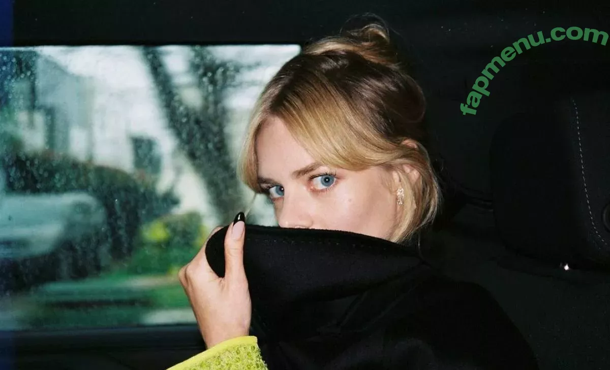 Samara Weaving nude photo #0240 (samara_weaving / samweaving)