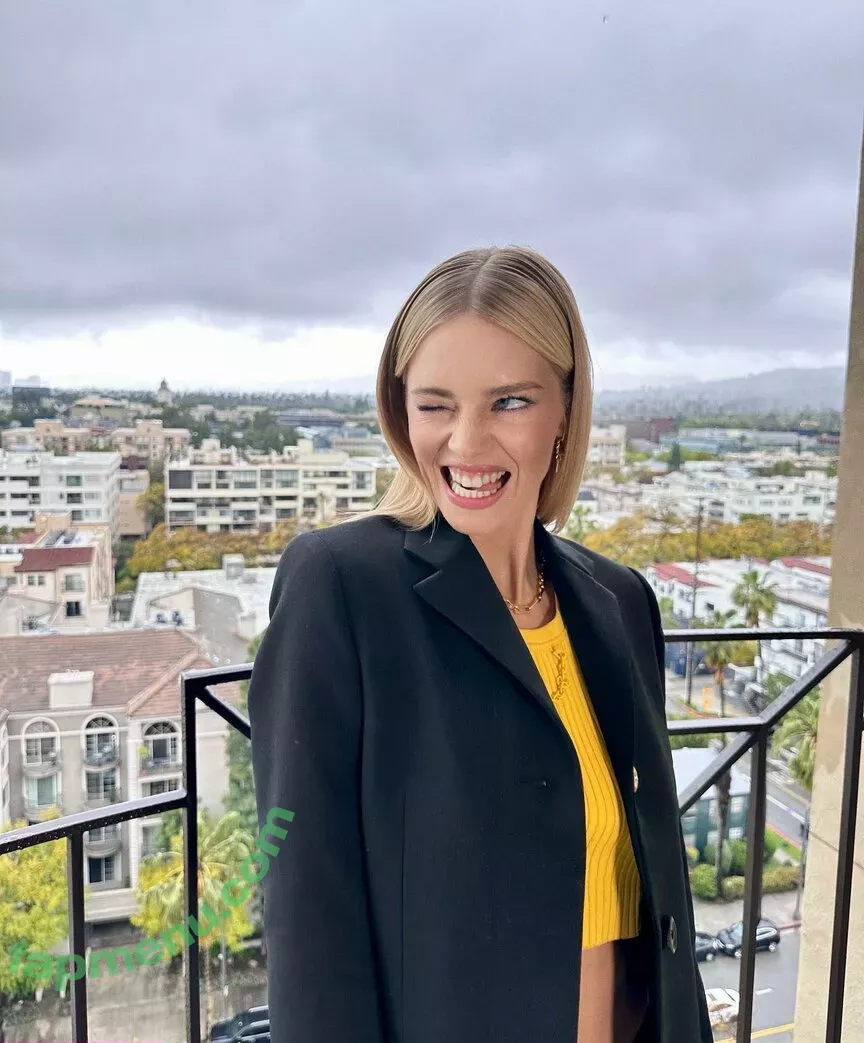 Samara Weaving nude photo #0243 (samara_weaving / samweaving)