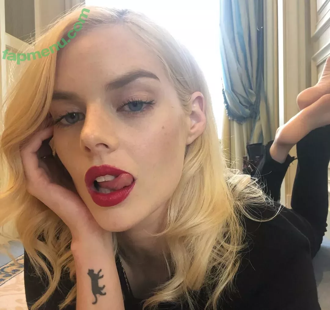 Samara Weaving nude photo #0267 (samara_weaving / samweaving)