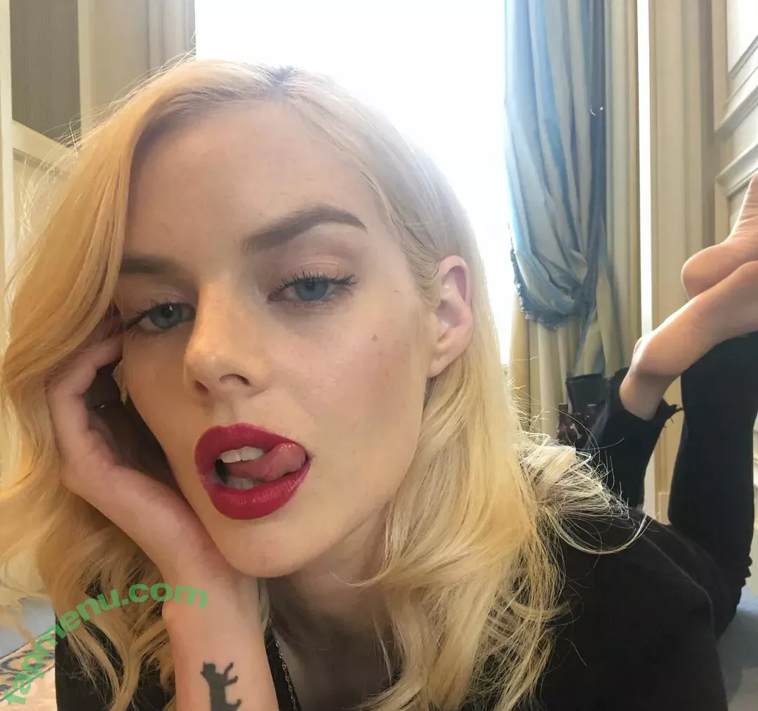 Samara Weaving nude photo #0315 (samara_weaving / samweaving)