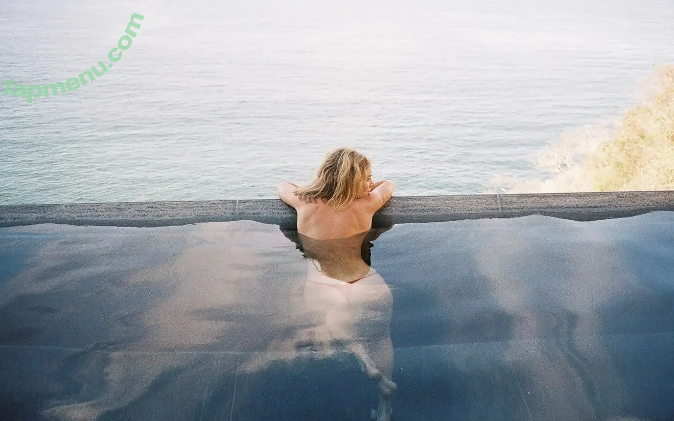 Samara Weaving nude photo #0937 (samweaving)