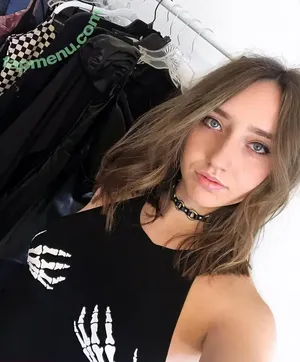 Sar Riols / sar.grwm nude photo #0004