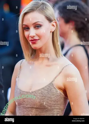 Sarah Gadon / sarahgadon nude photo #0073