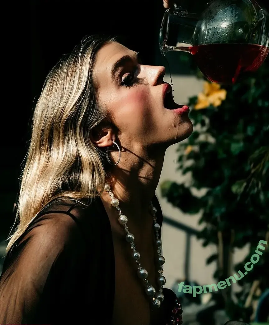 Sarah Hands nude photo #0100 (sarahhandss)