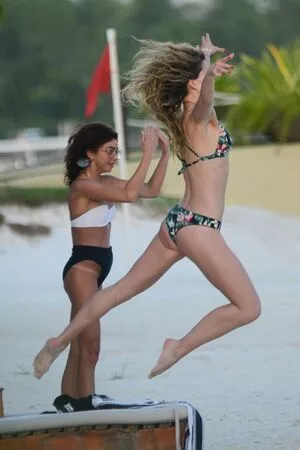 Sarah Hyland / Sarah_Hyland / sarahhyland nude photo #0309