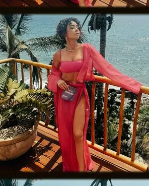 Sarah Hyland / Sarah_Hyland / sarahhyland nude photo #0382