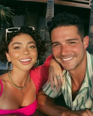 Sarah Hyland / Sarah_Hyland / sarahhyland nude photo #0383