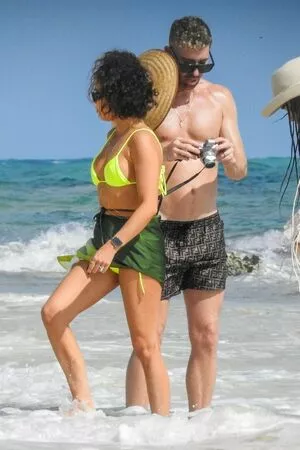 Sarah Hyland / Sarah_Hyland / sarahhyland nude photo #0442
