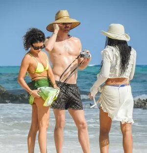 Sarah Hyland / Sarah_Hyland / sarahhyland nude photo #0454