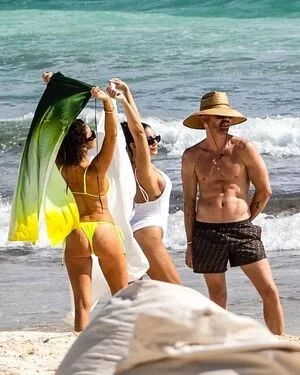 Sarah Hyland / Sarah_Hyland / sarahhyland nude photo #0470
