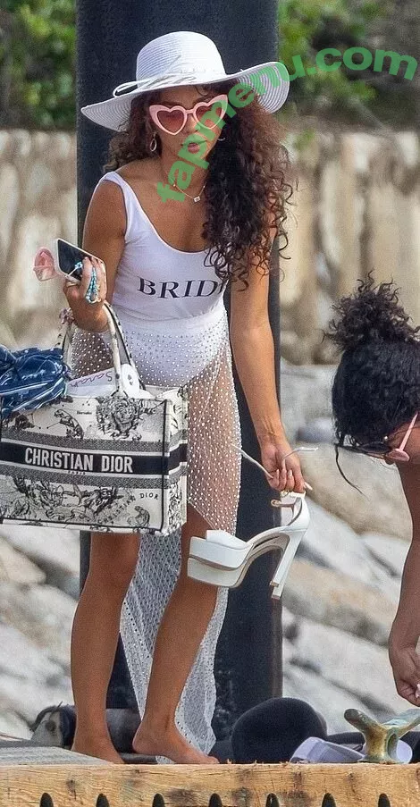 Sarah Hyland nude photo #0260 (Sarah_Hyland / sarahhyland)