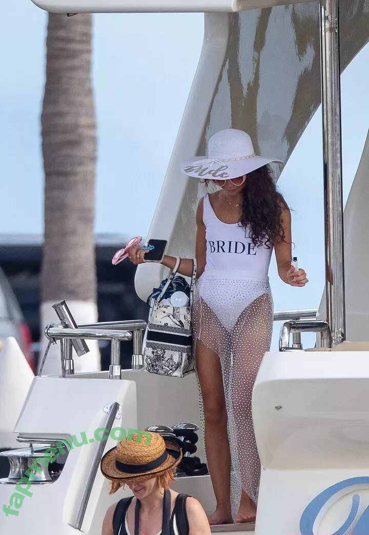 Sarah Hyland nude photo #0261 (Sarah_Hyland / sarahhyland)